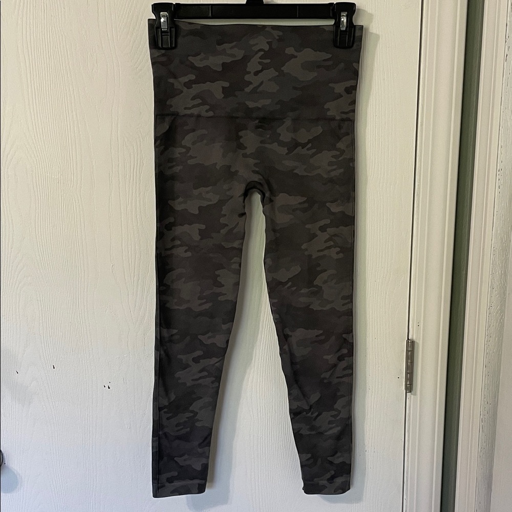 SPANX NWOT Seamless Camouflage Leggings Charcoal Size Medium